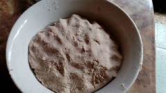 Bột nếp trộn đều với bột gạo lứt, 1 muỗng cà phê muối. Sau đó, đổ nước ấm vào, nhồi bột đến khi bột mịn, không dính. Để bột nghỉ 30 phút.