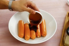 Ướp xúc xích 10 phút cùng với 2 muỗng cà phê mật ong, 1 muỗng cà phê sa tế, 1 muỗng cà phê dầu mè.