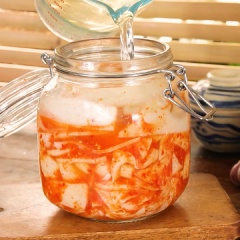 Sau khi măng đã nguội hẳn thì bạn cho măng, 100gr tỏi bóc vỏ, 100gr hỗn hợp ớt tỏi xay vào lọ thủy tinh, sau đó cho hỗn hợp giấm vào để măng ngập mặt. Cuối cùng bạn đậy kín nắp vào và để chỗ mát khoảng 1 tuần sau là bạn đã có món măng ớt để dùng rồi.