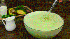 Trút hỗn hợp bơ vào phần whipping vừa đánh bông lên, dùng cây đánh trứng hoặc phới trộn đều 2 phần này lại, trộn thật đều nhé. Trộn đều xong thì các bạn đổ ra khuôn làm kem, sau đó để đông trên 10 tiếng nha.