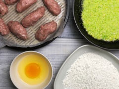Đánh tan trứng gà. Lăn nem qua lần lượt bột chiên giòn rồi đến hỗn hợp trứng gà sau cùng là bột xù. Cho dầu ăn vào nồi hoặc chảo, khi dầu sôi, vặn nhỏ lửa và cho nem vào rán. Khi nem chín, vớt ra và thấm bớt dầu.
