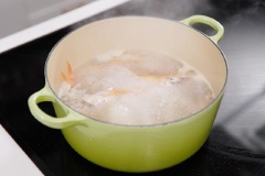 Đun sôi nồi nước, cho cá đã chiên vào nấu cùng ở lửa to khoảng 8 – 10 phút. Thêm cà chua, đậu phụ vào đun khoảng 20 phút ở lửa nhỏ thì tắt bếp.