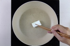Khuấy tan 5 quả trứng gà, nêm vào 1/2 muỗng cà phê muối và 1/2 muỗng cà phê tiêu. Bắc chảo cùng 5ml dầu ăn, dùng khăn giấy lau bớt dầu quanh chảo chỉ để lại 1 lớp dầu mỏng. Chia trứng thành 2 lượt, đổ vào chiên vừa chín mặt trên thì trở lại chiên mặt dưới. Cho ra dĩa để nguội, sau đó sắt sợi dài