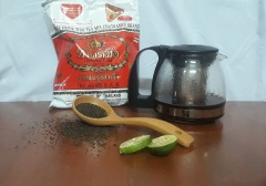 Chuẩn bị bình lọc trà cho vào đó 2 muỗng canh trà Thái đỏ. Tiếp tục bắc nồi nước sôi khoảng 100ml nước nấu chín tới 100 độ C, thì tắt bếp. Sau khi nước đã sôi cho nước sôi vào bình lọc trà và hãm trà trong vòng 3 phút.