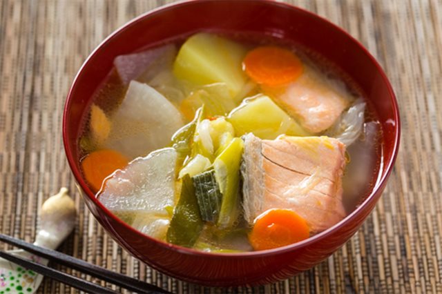 Canh Cá Hồi Rau Củ