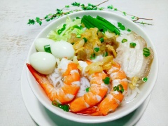 Cho cọng hủ tiếu vào tô, lần lượt cho từng lát thịt ba rọi, tôm, trứng cút, sợi bắp cải, giá đỗ, hành lá lên trên và múc 1 muỗng tóp mỡ tỏi cho vào giữa tô, tiếp đó múc nước dùng chan lên. Tô hủ tíu nóng hổi với những miếng thịt mềm thơm, tôm tươi ngọt, cùng với vị bùi bùi của trứng cút, giòn thơm của rau giá ăn kèm sợi hủ tíu dai dai quyện trong nước dùng thanh ngọt, đậm đà sẽ khiến bạn cả nhà ngon miệng. Đặt biệt, với vị giòn giòn, beo béo và thơm nức mũi của tóp mỡ tỏi sẽ làm nên vị đặc trưng thơm ngon cho món hủ tiếu này. Chúc các bạn thành công!