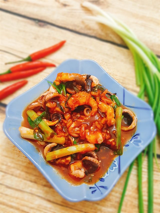 Bạch Tuộc Non Xào Tương Ớt Chua Ngọt