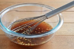 Hòa 2 muỗng mật ong với một chén nước lọc ấm, cho thêm 2 muỗng canh nước mắm, 2 muỗng canh giấm vào cùng, khuấy đều. Cuối cùng là cho gừng và ớt băm vào.