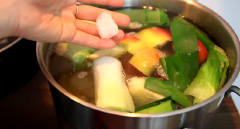 Cho 4 lít nước vào nồi đun sôi rồi cho tất cả các loại rau củ vào. Nấu trong lửa vừa khoảng 30 phút cho ngọt nước. Sau đó thêm viên đường phèn và 1 muỗng canh muối.
