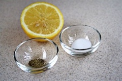 Hòa tan 1/2 muỗng cà phê tiêu, chanh vắt lấy nước, 1/2 muỗng cà phê hạt nêm, 1 muỗng canh nước mắm, 1 muỗng cà phê đường trắng trong chén, khuấy đều.