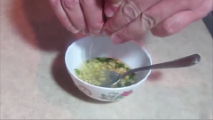 Tiếp theo cho 1 muỗng canh hành lá cắt nhỏ vào, thêm 1 muỗng canh gừng băm, 1 muỗng canh nước cốt chanh.