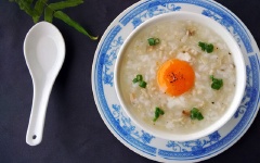 Múc cháo ra tô, rắc hành lá lên trên. Thêm chút tiêu để tạo vị cay nhẹ cho cháo. Với các em nhỏ, không thêm tiêu vào.