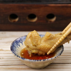 Khi ăn, cho gà hầm sả vào nồi nấu lẩu đun sôi, nhúng rau và nấm cho chín là có thể thưởng thức. Lẩu gà hầm sả có thể dùng kèm với bún tươi hoặc mì trứng tùy thích. Thịt gà mềm dai, đượm vị thơm thơm mùi sả, nước dùng thanh ngọt đậm đà. Đây chắc có lẽ sẽ là món ăn