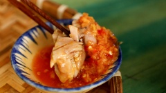 Trụng sợi mì Quảng rồi cho ra tô, cắt đùi vịt xếp lên trên rồi chan nước lèo vào. Khi ăn thêm ít húng lũi và đậu phộng rang, chấm thịt vịt với nước mắm gừng để hương vị được trọn vẹn nhất. Thịt vịt được hầm mềm, nước lèo có vị ngọt đặc trưng, ăn cùng húng lũi tạo nên một hương vị khó quên mà ai đã ăn rồi cũng sẽ thấy nhớ khi nghĩ về.