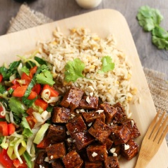 Thêm ngò rí cắt nhỏ vào là xong, siêu nhanh luôn đúng không? Dọn món đậu hũ sốt mật ong ăn kèm cơm trắng hay cơm chiên đều rất ngon.