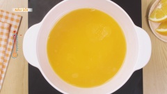Hoà 400ml nước cam, 90gr mật ong vào với nhau và nước sôi. Để nguội 30 phút; thêm nước Redoxon, xoài đông, chuối đông. Để hỗn hợp vào tủ đông
