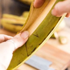 Bạn chọn chuối xanh già, không quá non và cũng không quá chín. Cắt 2 đầu chuối, rạch dọc thân chuối rồi tách vỏ ra. Làm tương tự với trái chuối còn lại.