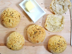 Bánh mì nướng thảo mộc Ý cực kì đơn giản với lớp thảo mộc thơm lừng bên, vỏ bánh nóng giòn và ruột mềm xốp cực kì hấp dẫn. Bạn còn chờ gì mà không làm ngay nào. Đảm bảo ai cũng khen ngon hết đấy.