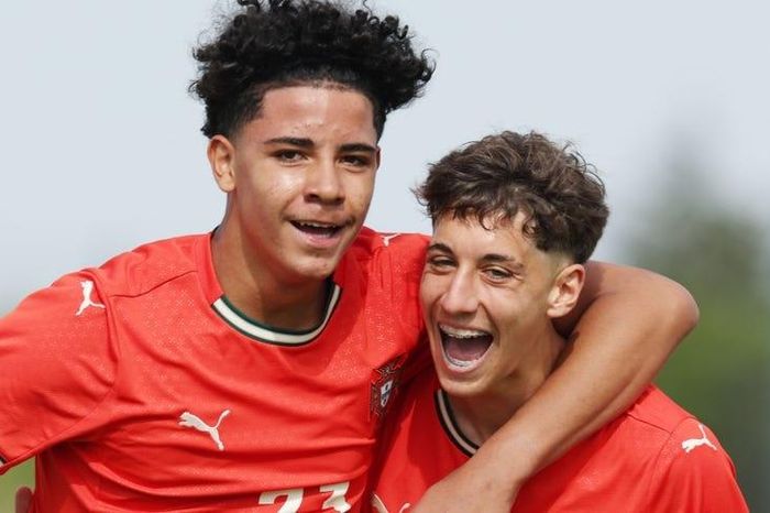 Con trai Ronaldo lập cú đúp - Tạp chí Tri thức