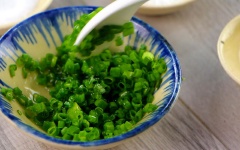 Làm mỡ hành cho bánh bèo chén: cho vào chén 2 cây hành lá cắt nhỏ, nêm 1 ít muối, 1 ít bột ngọt, 1 muỗng canh dầu ăn, trộn đều. Đun nóng già 2 muỗng canh dầu ăn, đổ dầu ăn nóng vào chén mỡ hành rồi trộn đều.