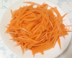 Cà rốt gọt vỏ, bào thành sợi. Rau mầm nhặt, rửa sạch.