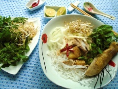 Bánh phở chần qua nước sôi cho tơi, rồi thêm lượng đủ ăn vào bát tô. Xếp thịt gà vừa xé, ít giá đỗ chần, hành tây chần, ít bột ngọt, vài lát ớt hiểm cùng ít hành lá rồi từ từ chan nước dùng lên là được. Có thể rưới thêm nước mắm mặn cho hợp vị bạn nhé!