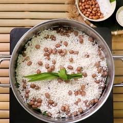Cho gạo nếp, đậu phộng, 1 muỗng cà phê muối vào tô lớn, trộn đều. Tiếp đến, đun nóng nước trong xửng hấp, cho gạo nếp, lá dứa vào xửng rồi hấp khoảng 10 phút. Sau 10 phút, gắp lá dứa ra, cho 1 muỗng canh dầu ăn rồi trộn đều giúp cho xôi tơi ra, sau đó hấp thêm 15 phút là hoàn thành.