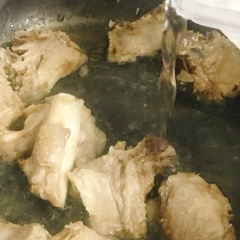 Bắc nồi lên bếp, phi thơm hành, bỏ sườn vào bỏ hạt nêm vào xào cho sườn thấm gia vị, sườn săn chín bỏ nước vào đun sôi, gia vị vừa ăn.