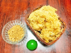 Rong biển khô mua về nhặt sạch hết tạp chất có lẫn trong rong biển sau đó rửa lại cho sạch sẽ, vớt ra để ráo nước. Cho 2 lít nước, vài giọt giấm và rong biển vào nồi, bật bếp nấu cho sôi sau đó hạ lửa nhỏ và nấu khoảng 1 tiếng để rong biển ra hết chất.