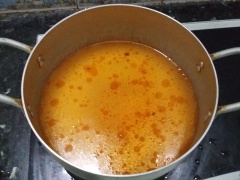 Cho dầu ăn vào nồi, dầu nóng cho hành tím vào phi thơm. Cho gia vị sốt lẩu thái vào xào, cho 700ml nước vào, cho hạt nêm tôm CHIN-SU vào. Khi nước sôi cho tôm vào nấu khoảng 1- 2 phút, cho bắp cải vào nấu khoảng 3 phút. Nêm canh lại cho vừa ăn. Canh chín tắt bếp cho lá chanh thái sợi vào.