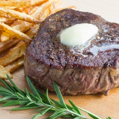 Cho Beef Steak ra đĩa, đặt 1 viên bơ lên trên mỗi miếng beef steak trước khi phục vụ nhé! Với cách làm đơn giản này mong rằng chị em sẽ tận hưởng được hương vị của beef steak chính hiệu nhé!