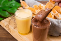 Để biến tấu món kem trứng thơm ngon hơn, bạn có thể cho thêm các loại gia vị làm thơm như cacao hoặc cà phê. Món kem trứng - cacao ngon hơn khi chấm cùng bánh mì nóng hổi, tạo nên nét đặc biệt riêng.