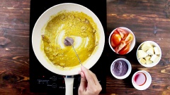 Cho vào chảo 1 muỗng canh dầu ăn, đợi dầu nóng cho thêm hành tím cắt lát vào phi cho thơm. Cho gạch cua và 1 muỗng canh mắm tôm vào chảo, dùng muỗng khuấy đều.