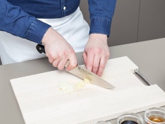 Tỏi và gừng làm sạch, băm nhỏ. Cho tương đen, tương ớt, nước tương, đường, rượu gạo, dầu mè, giấm đen, tỏi băm, gừng băm vào bát rồi trộn đều với nhau.