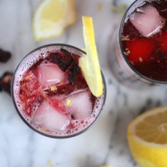 Cho đá viên vào ly, rót hỗn hợp cocktail vào. Trang trí bằng chanh lát, vỏ chanh bào và gừng bào rồi thưởng thức. Ngoài đẹp mắt, món cocktail này còn có tác dụng rất tốt đối với sức khỏe, nhất là tăng cường hệ miễn dịch cho bạn trong mùa cảm cúm này đấy.
