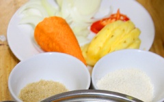 Các loại rau ăn kèm rửa sạch, để ráo. Cà rốt, dưa leo, khế, thơm cắt miếng vừa ăn. Hành tây cắt múi cau nhỏ.