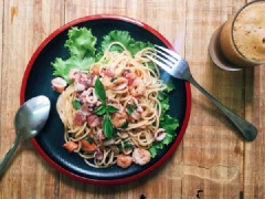 Đổ mì ra dĩa, để tôm thịt vừa xào lên trên, trang trí thêm rau là bạn có thể dùng được rồi.