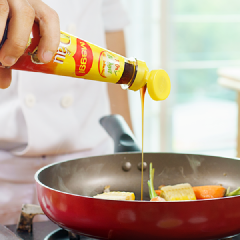 Nêm 2 muỗng cà phê hạt nêm chay, 1/2 muỗng canh dầu hào chay và 1/4 muỗng cà phê tiêu.
