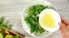 Pha nước sốt trộn salad gồm 30ml nước cốt chanh, 30gr đường, 3gr muối, cho tất cả vào chén khuấy lên cho hoà tan. 150gr rau càng cua rửa sạch, nhặt khúc ngắn vừa ăn. Rưới nước sốt trộn vào tô rau, thêm 1 lon cá hộp vào trộn đều.