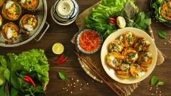 Chuẩn bị thêm xà lách, rau thơm, nước mắm tỏi ớt có đồ chua để ăn cùng bánh khọt thôi nào. Bánh khọt miền tây bên ngoài giòn bên trong mềm béo, thêm các loại nhân mặn mặn ngọt ngọt, đậu xanh bùi bùi, ăn mỗi bánh thôi cũng thấy rất ngon rồi. Nhìn mâm bánh khọt hấp dẫn như vậy, tốn một chút công sức tự làm ở nhà nhưng đến khi gia đình quây quần ăn uống vui vẻ và ngon miệng thì thật bỏ công đúng không nào?