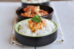 Chờ tôm chín, cho 1 muỗng canh nước cốt chanh vào, tắt bếp rồi lấy tôm xào bơ tỏi ra đĩa, dùng nóng.