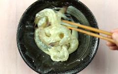 Tôm tươi mua về lột bỏ đầu, vỏ và chỉ lưng. Dùng dao cắt dọc sống lưng để khi nấu lên tôm cong lại nhìn đẹp mắt hơn. Đem rửa sạch, thấm khô rồi ướp với 1/3 quả trứng gà đánh tan, 1 muỗng canh bột năng rồi trộn đều.