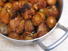 Cho thịt gà, trứng, gừng, hành tím, 2 muỗng canh nước màu cùng 2 muỗng canh nước tương, 2 muỗng canh nước mắm, 2/3 muỗng cà phê muối, 2 muỗng canh đường. Đổ thêm khoảng 1/2 chén nước vào và đặt lên bếp kho. Ban đầu, các bạn để lửa to nhưng khi mọi thứ đã sôi rồi thì hạ lửa xuống mức bé nhất nhé! Kho thịt trong khoảng 30 phút, đến khi thấy phần nước thịt hơi keo lại là được.