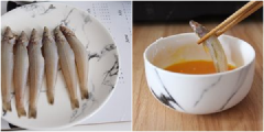 Cá mua về làm sạch ruột, rửa với nước và muối rồi để ráo. Ướp cá với chút muối và tiêu khoảng 15 phút cho thấm. Trứng gà cho ra chén, đánh ran. Sau đó lần lượt nhúng cá qua bột bắp rồi đến trứng và cuối cùng là bột chiên xù, bạn nhúng cho hết số cá nhé. Làm nóng dầu ăn trong chảo, cho cá vào chiên ngay khi dầu sôi trên lửa vừa. Cá chín vàng giòn rụm thì vớt ra cho ráo dầu là xong rồi đó.