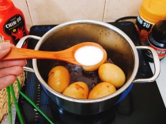 Sau đó cho vào trứng 4 muỗng canh nước tương Chin-su, 2 muỗng canh tương ớt Chin-su, 1 muỗng cà phê hạt nêm tôm Chin-su. Đảo đều và nhẹ tay cho gia vị tan hết. Nấu liu riu trên lửa nhỏ cho trứng thấm đều gia vị. Hòa tan 1 muỗng cà phê bột năng với một muỗng canh nước. Kho đến khi trứng thấm , có màu đẹp thì cho bột năng vào từ từ và đảo đều tay cho bột chín. Hành lá rửa sạch rồi thái nhuyễn. Cho hành lá lên nữa là hoàn thành.