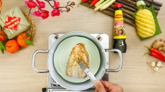 Cho bắp bò vào nồi hấp 90 phút cho bắp bò thật mềm. Hấp bò thay vị luộc sẽ giúp giữ trọn vị ngọt bên trong. Vì thời gian hấp khá lâu nên trong quá trình hấp nhớ kiểm tra châm nước để tránh bị cháy nồi. Sau khi hấp xong bạn để bắp bò nguội bớt rồi đem cắt ra làm những khúc nhỏ để khi ngâm bắp bò nhanh thấm hơn.
