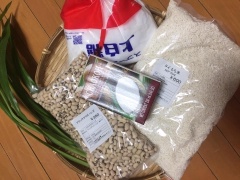 Đậu trắng, gạo nếp ngâm nước ấm qua đêm. Thau đậu trắng bỏ chút xíu muối nở (baking soda) vô ngâm cùng. Thau nếp cho vào 1/2 muỗng cà phê muối vô ngâm cùng. Đãi sạch đậu trắng, loại bỏ hạt hư, lép. Bắc nồi lên bếp, đổ 500ml nước lạnh vào, cho đậu vào, bật bếp nấu sôi lên, hớt bọt sạch. Vì có cho muối nở (baking soda) nên đậu rất nhanh mềm. Thời gian nấu khoảng 15 phút.