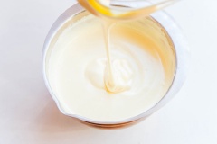 Bạn để chiếc âu trên nồi nước nóng khoảng 50 độ C, đập trứng vào âu rồi đánh tan. Thêm 170g đường vào âu trứng. Dùng máy đánh trứng đánh cho đường và trứng kết hợp tạo thành màu trắng ngà.