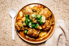 Múc cà ri thịt gà khoai tây ra tô và thưởng thức. Với món cà ri gà này bạn có thể dùng với bánh mì để ăn sáng hay dùng với cơm như một món chính trong bữa ăn đều ngon. Thịt gà, khoai tây và cà rốt thấm đều nước sốt cà ri tạo nên món ăn ngon tuyệt vời.