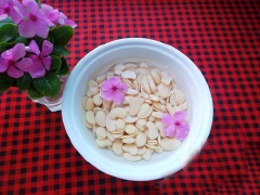 Ngày hôm sau đậu nở, nhặt bỏ vỏ lụa bên ngoài. Sau đó rửa lại bằng nước sạch rồi để ráo.